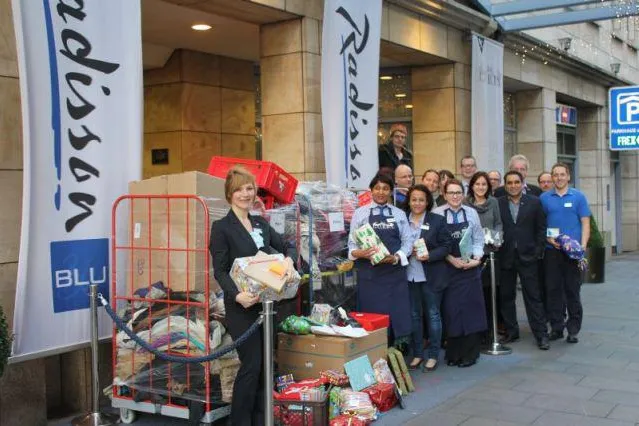 Bild: Radisson Blu Hotel, Bremen, spendet sechs Container Winterkleidung für Flüchtlinge
