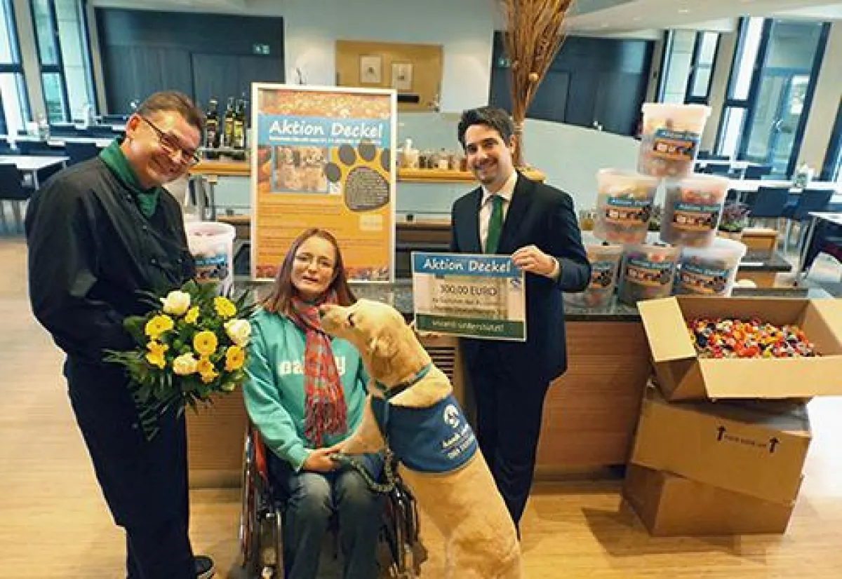 Scheckübergabe an Vereinsvorsitzende Nicole Brunner mit Hündin Cayenne