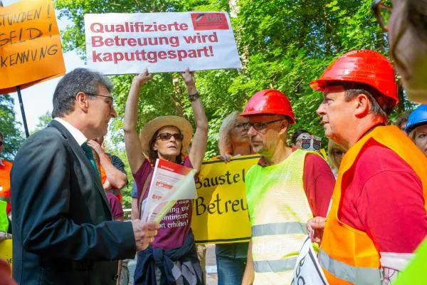 Bild: „Baustelle Betreuung – Machen Sie den nächsten Spatenstich!“
