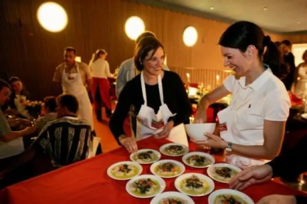 Bild: Lebensgeister wecken - Lust auf den Genuss saisonaler Köstlichkeiten. Neues Programm für Berliner Kochstudio erschienen