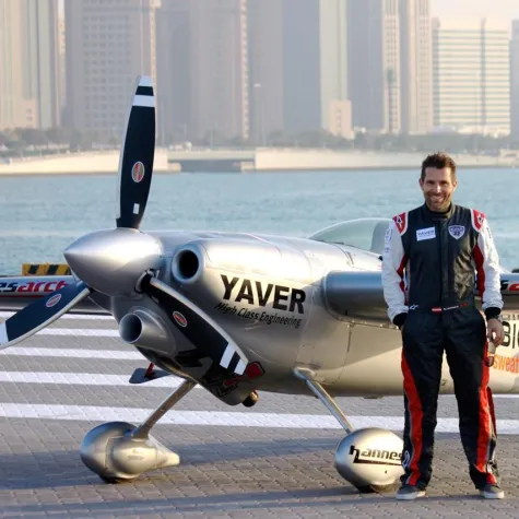 Bild: YAVER sponsert den Red Bull Air Race Weltmeister Hannes Arch