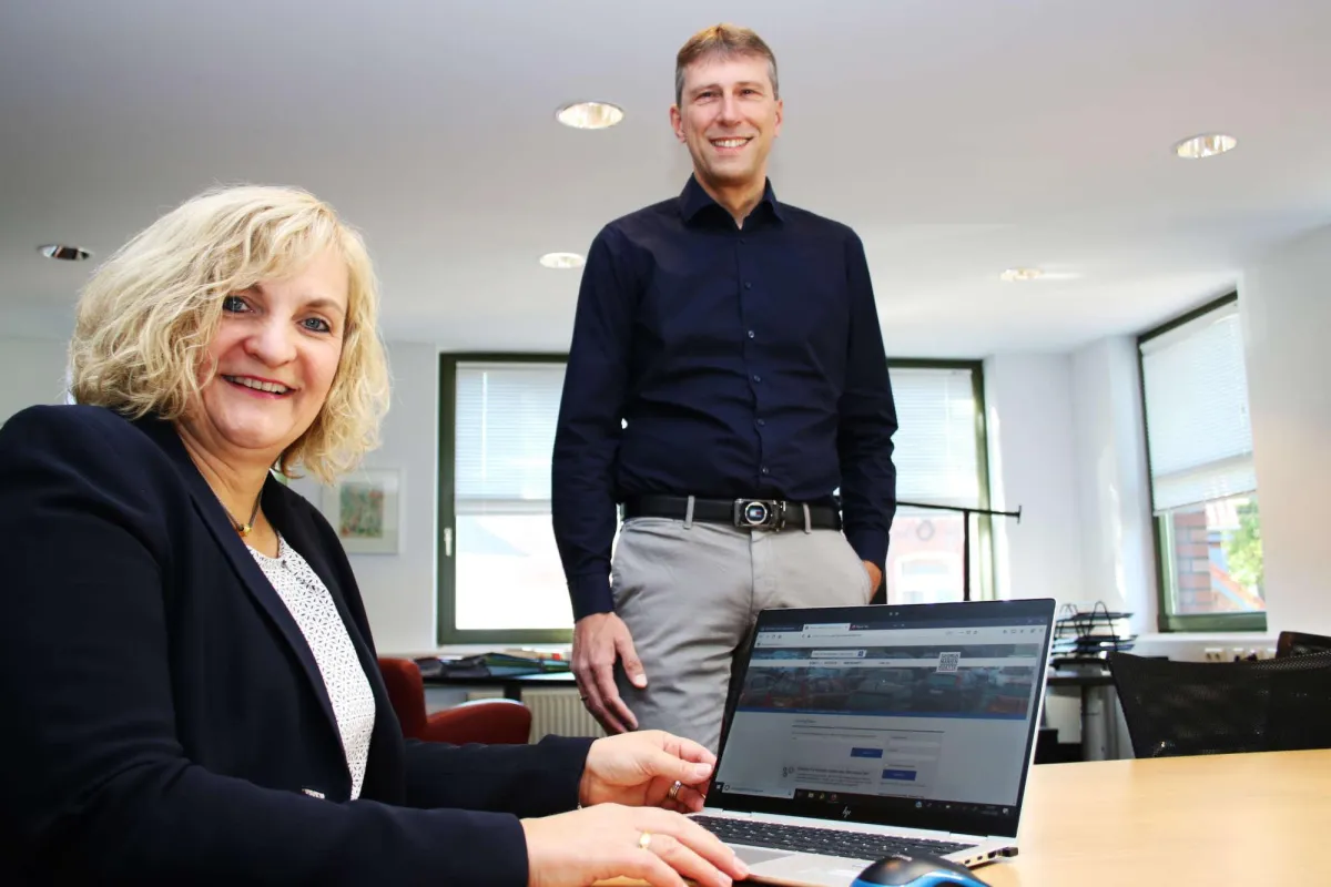 Bürgermeisterin D. Bahlo und IT-Leiter S. Witte drücken gemeinsam den Startknopf (c) Stadt GMH