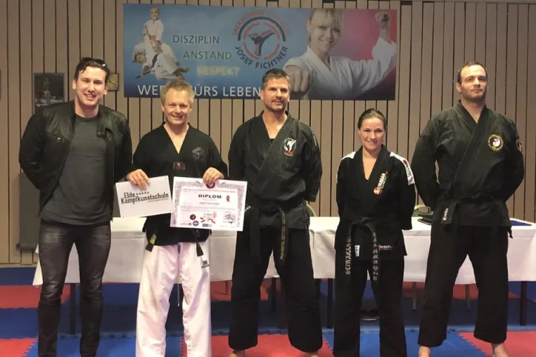 Bild: Großmeister Josef Fichtner macht den 5.Dan Jiu-Jitsu