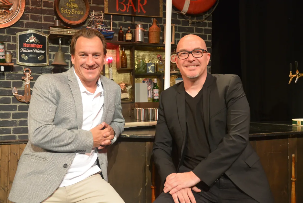 Manuel Guglielmi (links) nahm als neuer „Käpt´n der MS GOP“ in der Kulisse der aktuellen Showprodukt (© gop)