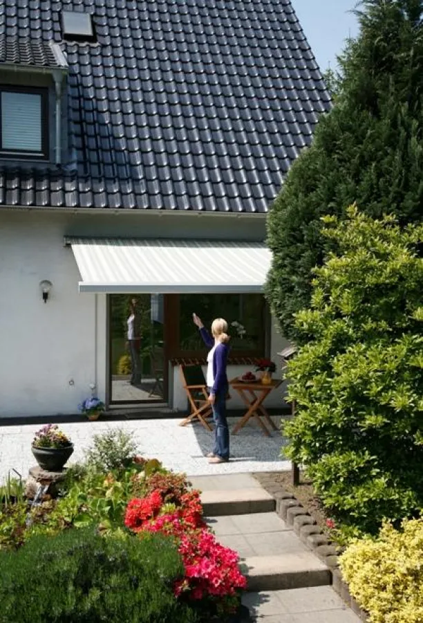 Fit für den Sommer: Im Schatten der Markise können die Bewohner entspannen und die warmen Tage genießen.