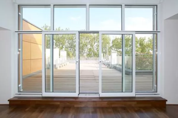 Bild: Glastüren für jeden Bereich durchfluten Räume mit natürlichem Licht