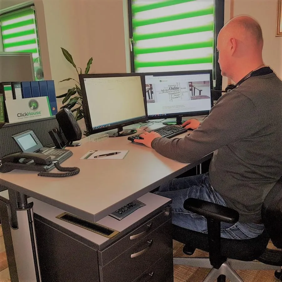 Der Chef der ClickHouse GmbH kümmert sich mit Engagement um kreative Webseiten und Onlineshops.