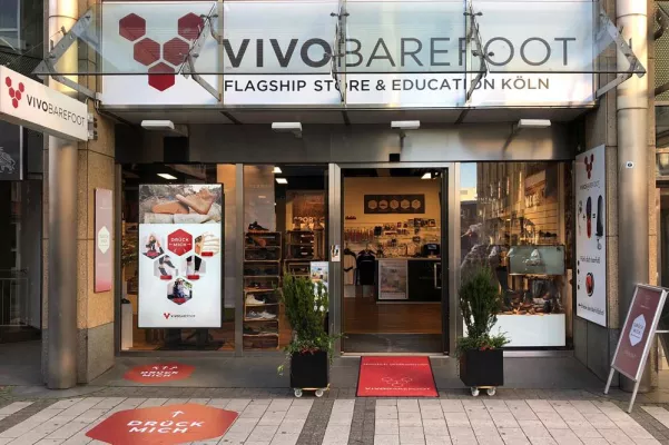 Bild: 24 Stunden einkaufen: Interaktives Schaufenster im VIVOBAREFOOT Flagship Store Köln