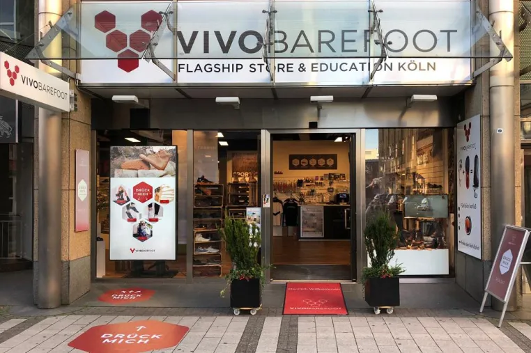 Bild: 24 Stunden einkaufen: Interaktives Schaufenster im VIVOBAREFOOT Flagship Store Köln
