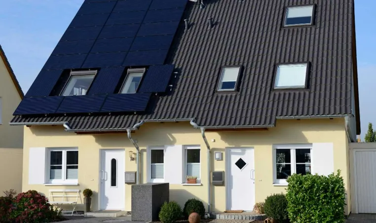 Bild: Ganzheitlicher Gebäudeschutz: Warum Fassade und Dach zusammengehören