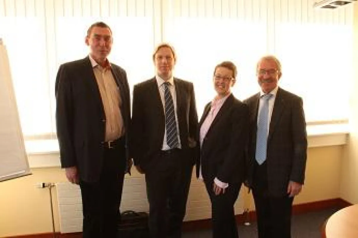 Foto (v.l.n.r.): Dr. Martin-Theodor Steger (Beiratsvorsitzender), neuer Cluster-Geschäftsführer Dr.