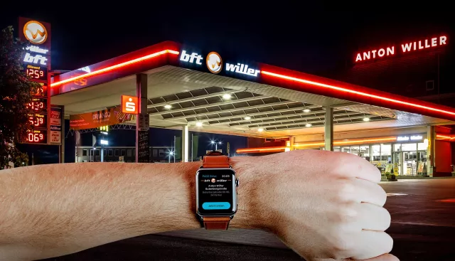 Bild: Direkt an der Zapfsäule per Smartwatch bezahlen: Anton Willer und PACE machen es möglich