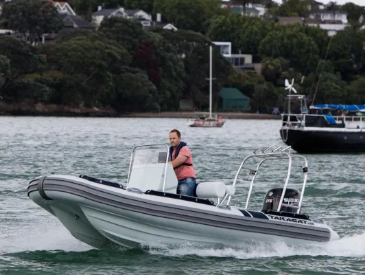 Bild: RIB-Schlauchboot mit patentiertem Katamaran-Festrumpf