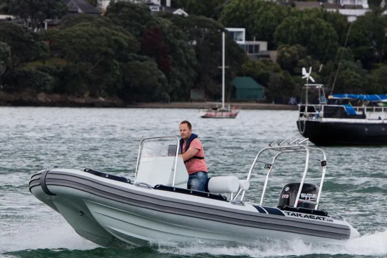 RIB-Schlauchboot mit patentiertem Katamaran-Festrumpf Bild: RIB-Schlauchboot mit patentiertem Katamaran-Festrumpf