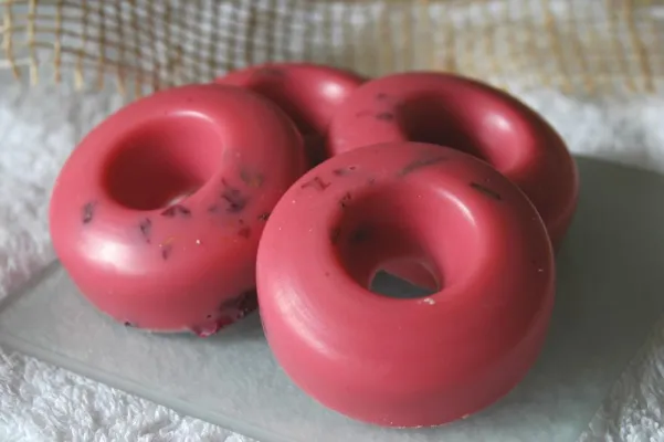 Bild: Pflegende Badedonuts und hochwertige Körperbutter aus frischer  Bio-Kakao-& Sheabutter – neue Geschenkideen bei der Seifenmanufaktur Frankfurt