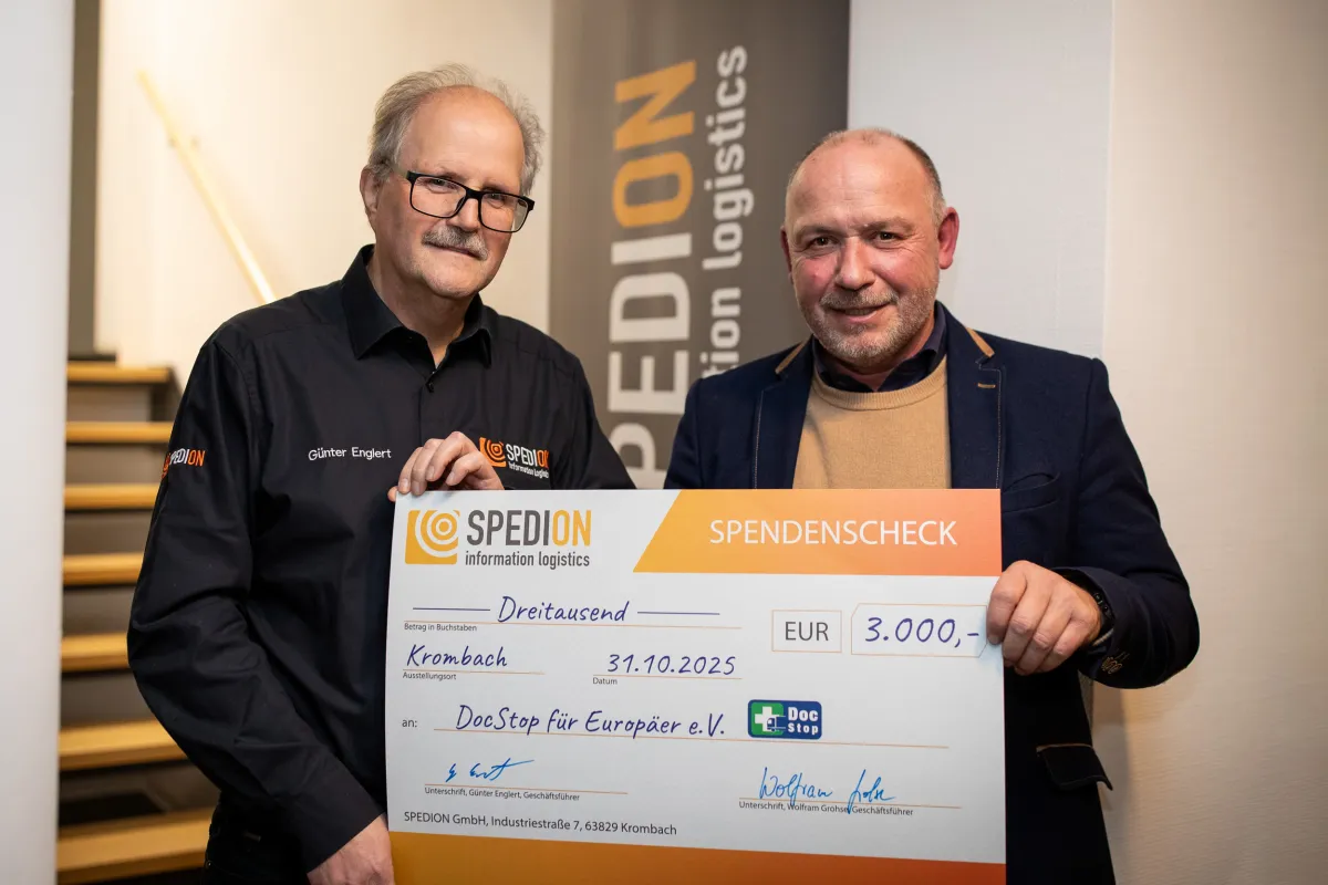 SPEDION Geschäftsführer Günter Englert überreicht Joachim Fehrenkötter den Scheck. (© SPEDION GmbH)