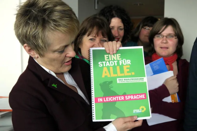 Bild: NUEVA-Ausbildungsprojekt in Berlin übersetzt Wahlprogramm der GRÜNEN in Leichte Sprache