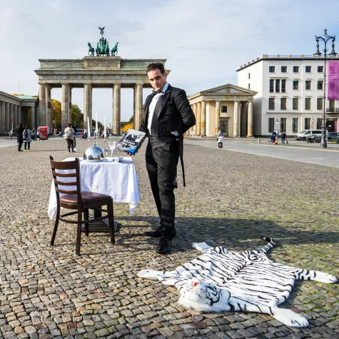 Bild: Ravensburger lädt zum „Dinner for One“ in Berlin