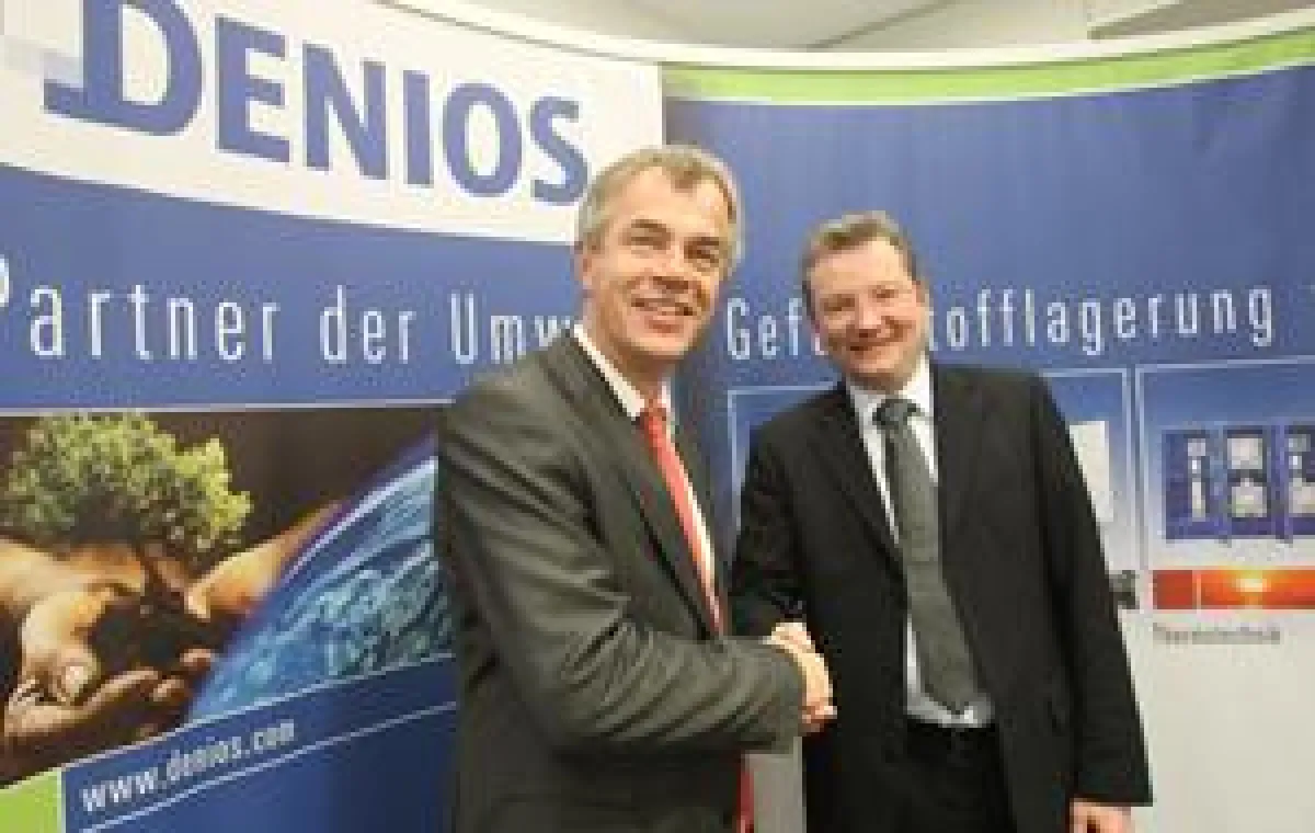 DENIOS-Vorstand Benedikt Boucke (re.) begrüßt den NRW-Umweltminister Johannes Remmel.