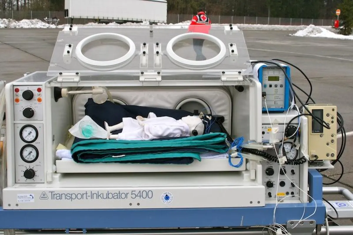 Messtechnik an Bord: Baby-Dummie im Inkubator