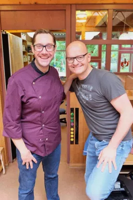 Bild: IM EINSATZ FÜR GESUNDE ERNÄHRUNG – TV-KOCH MIRKO REEH & MUSIKER OLIVER MAGER ZU GAST IN RIOL