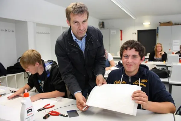Bild: Das Handwerk bringt Ideen-Expo in die Schulen - Schüler der Schule Rüningen tüfteln mit Leuchtstoffen