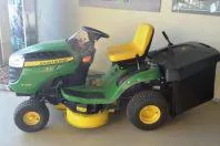 Bild: John Deere Rasenmäher-Traktor X135R