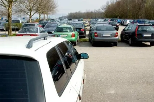 Parkplatz am Flughafen suchen (Preisvergleich) Bild: Parkplatz am Flughafen suchen (Preisvergleich)
