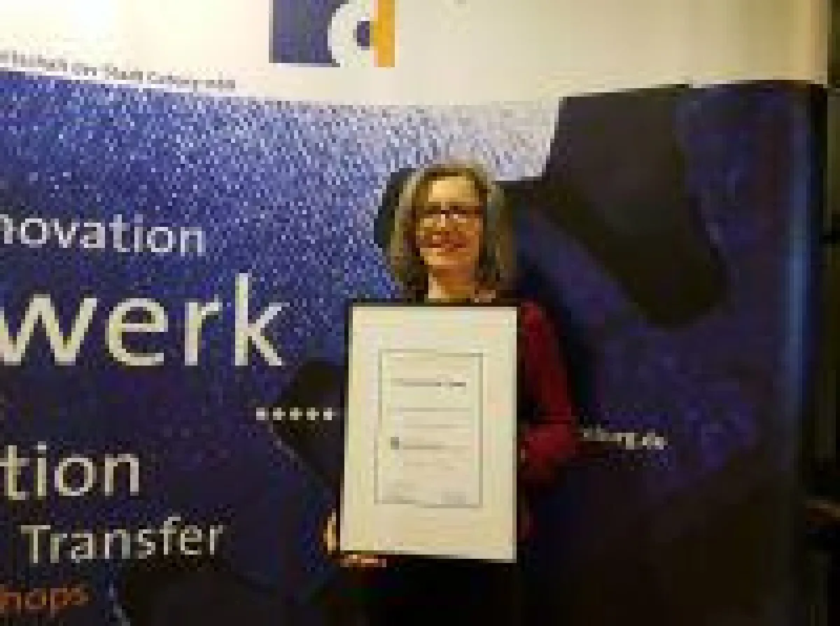 Karin Ellmer, Leiterin der Designwerkstatt, nahm das Qualitätsprädikat vom BVIZ entgegen.