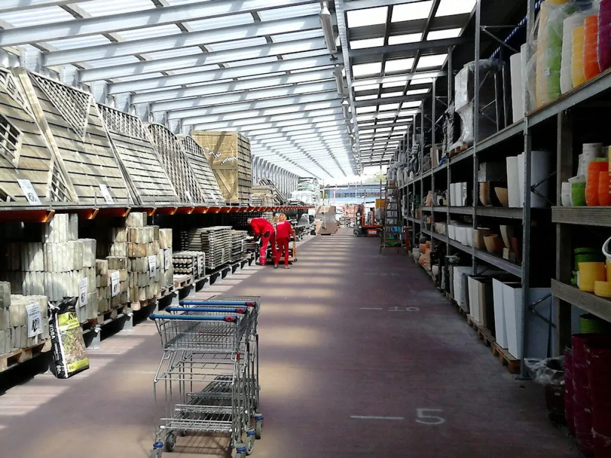 Die Regale von OHRA bieten eine hohe Lagerkapazitäten und gute Sichtbarkeit der Waren. (Foto: Fimal)