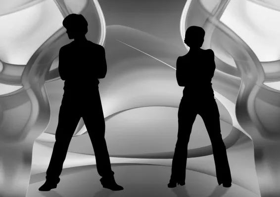 Bild: Firmenchef berichtet von Krieg im Unternehmen - Rechtsextremismus vs. Linksextremismus