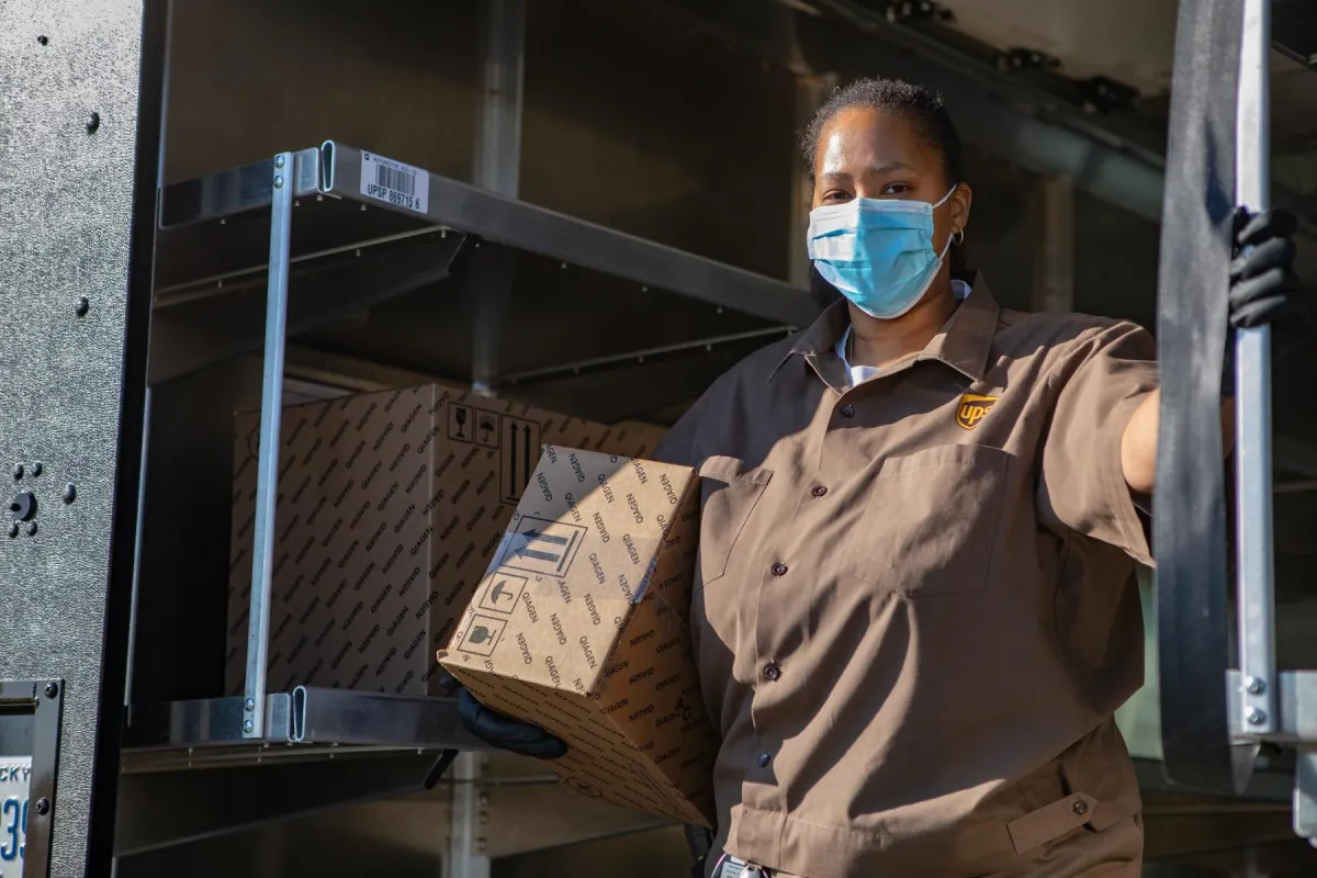 UPS Zustellerin mit QIAGEN Testkartuschen (c) UPS