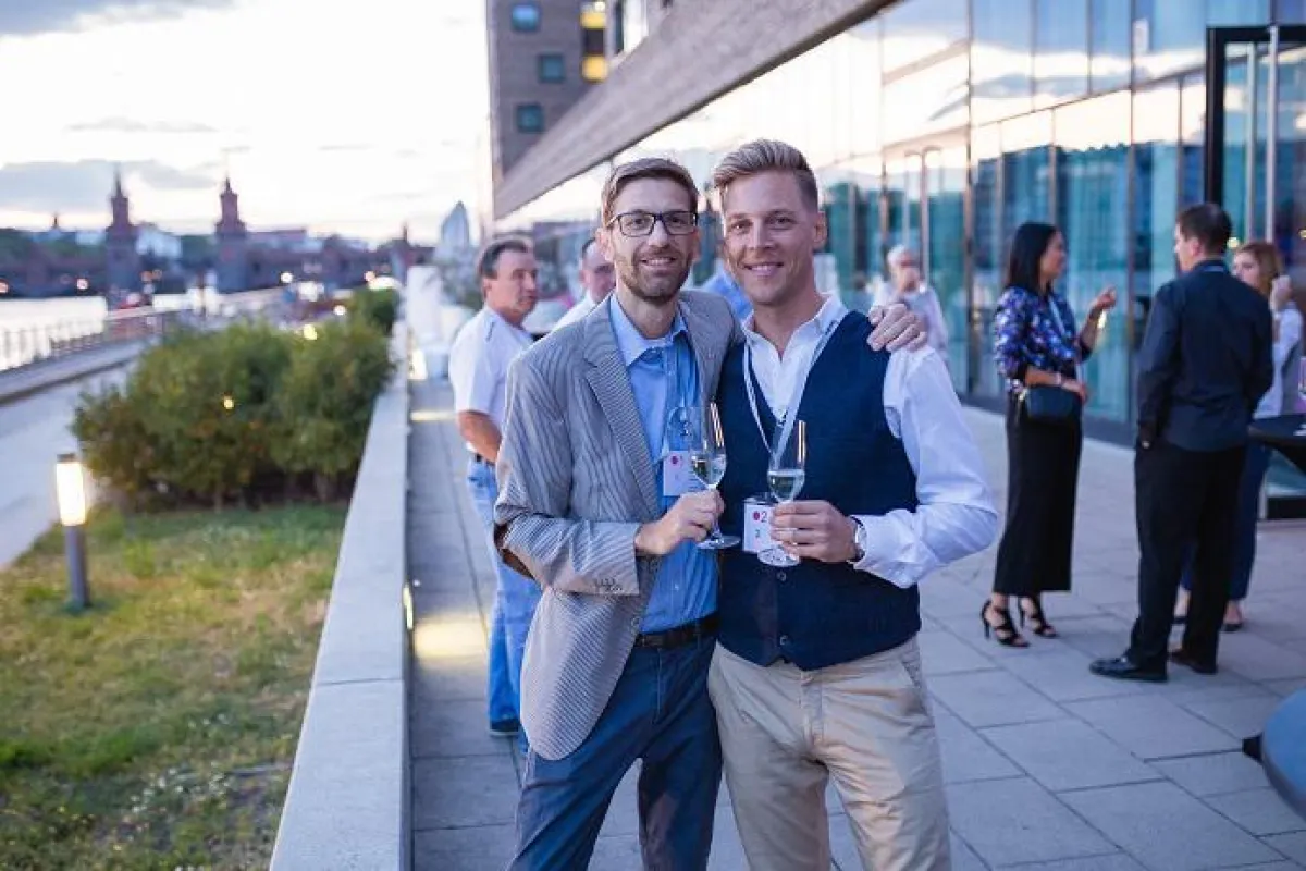 In Feierlaune angesichts des Jubiläums: Geschäftsführer Busch (li.) und Vertriebsleiter Heyl (re.)