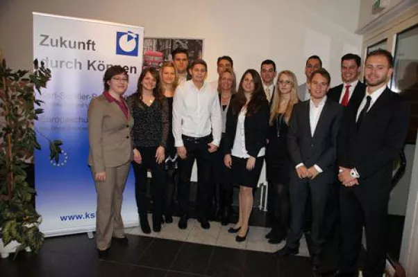 Bild: Sechs angehende Industriemanager von der EUFH für sehr gute Ausbildungsleistung geehrt