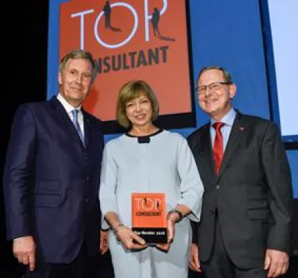 Bild: Top Consultant: Ex-Bundespräsident Wulff überreicht Machwürth Team International (MTI) erneut das Gütesiegel