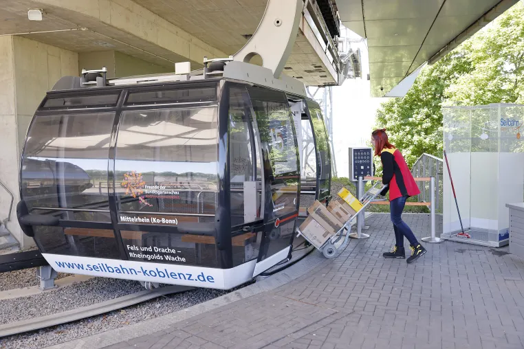 Pakettransport in Seilbahnen: Pressetermin an der Seilbahn Koblenz am Mi., 11.06., 11h: Speziell für TV, Radio, Foto Bild: Pakettransport in Seilbahnen: Pressetermin an der Seilbahn Koblenz am Mi., 11.06., 11h: Speziell für TV, Radio, Foto