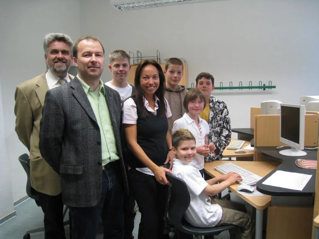 Bild (v.l.n.r.): Prof. Dr. Armin Willingmann (Hochschul-Rektor), Nico Sundt (Mitarbeiter Rechenzentrum Hochschule Harz), Kevin Kesten (9. Klasse), Heike Boks (Förderschulrektorin), Christoph Wahlert (