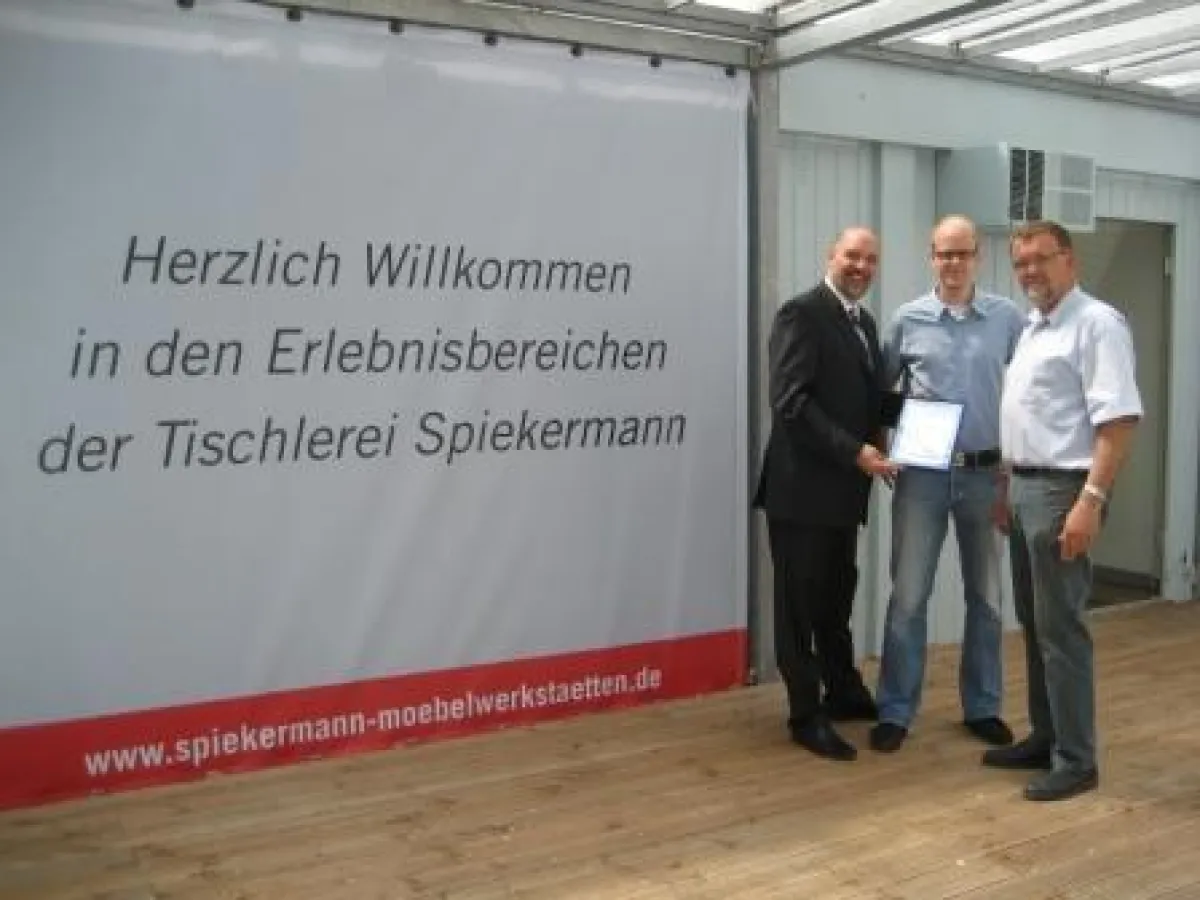 Übergabe des Umweltzertifikats an Stefan und Werner Spiekermann