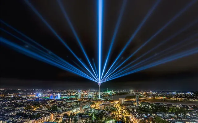 Bild: AO Lighting installiert Searchlights für den Rheinkometen zum 70. Geburtstag Nordrhein-Westfalens