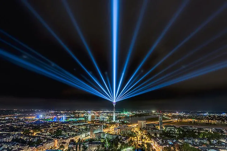 Bild: AO Lighting installiert Searchlights für den Rheinkometen zum 70. Geburtstag Nordrhein-Westfalens