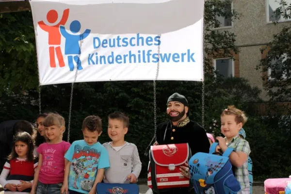 Bild: Botschafter des Deutschen Kinderhilfswerkes Harald Glööckler verschenkt Schulranzen an Berliner ABC-Schützen