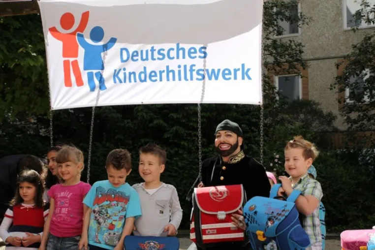 Bild: Botschafter des Deutschen Kinderhilfswerkes Harald Glööckler verschenkt Schulranzen an Berliner ABC-Schützen