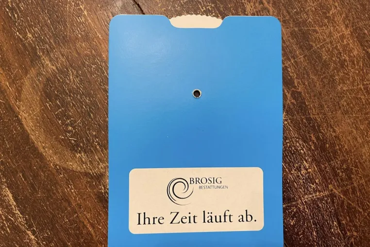 Brosig Bestattungen wirbt mit Parkscheibe der besonderen Art - Bestatter Stuttgart sagt: "Ihre Zeit läuft ab" Bild: Brosig Bestattungen wirbt mit Parkscheibe der besonderen Art - Bestatter Stuttgart sagt: "Ihre Zeit läuft ab"