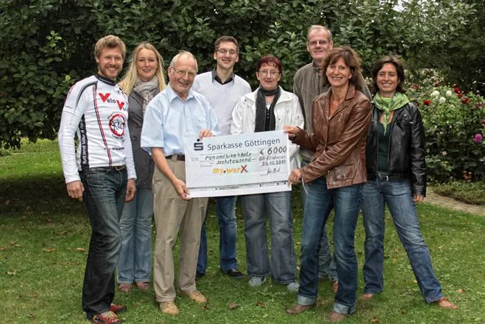 Bild: Spendenübergabe des runandbike4help 2010