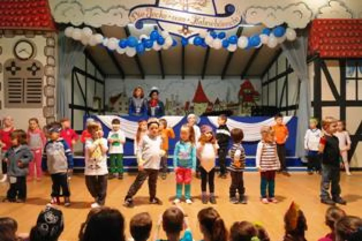 Die Kindergartenkinder auf großer Bühne