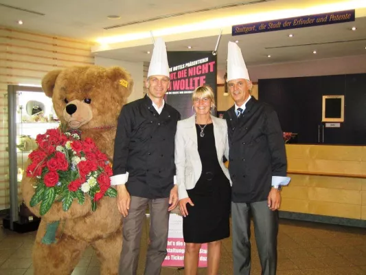 TV-Star Walter Sittler kochte mit Schülern der Merz-Schule im Mercure Hotel Stuttgart City Center Bild: TV-Star Walter Sittler kochte mit Schülern der Merz-Schule im Mercure Hotel Stuttgart City Center