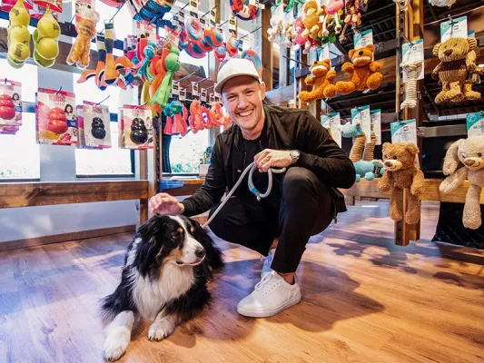 Bild: Sänger Oli. P eröffnet DOGSTYLER(R) auf Sylt