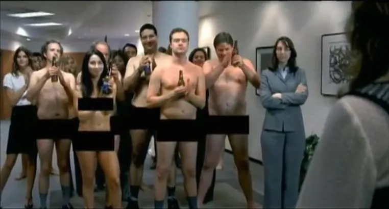 Neuer viraler Spot von Bud Light über eine Kleidersammlung der besonderen Art Bild: Neuer viraler Spot von Bud Light über eine Kleidersammlung der besonderen Art
