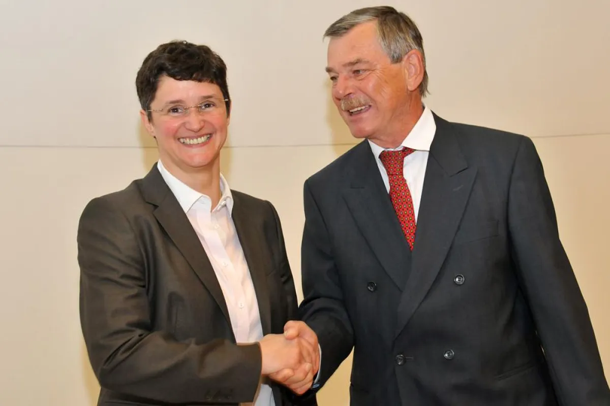 Staffelübergabe: Prof. Dr. Kirsten Schmieder und Prof. Dr. Albrecht Harders.