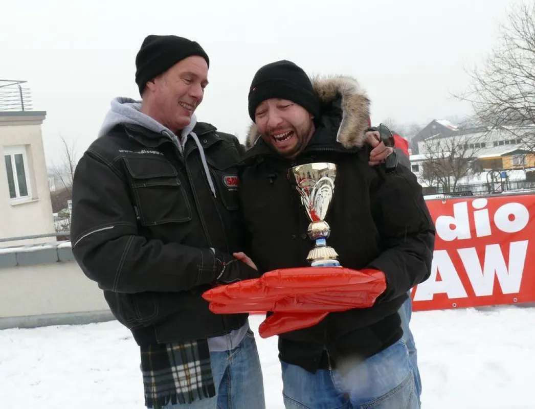 radio SAW Moderator Volker Haidt (l) gratuliert DJ Bobo zu seinem Sieg